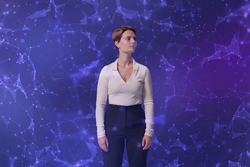 Image tirée de la vidéo de marque technologique réalisée par La Mama Studio pour Everience et son manifeste sur la symbiose homme–IA